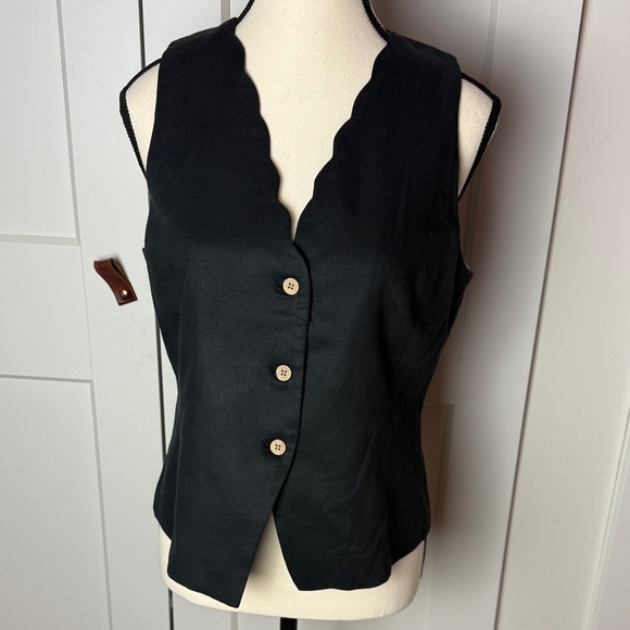 Cupio Tops - CUPIO button down ruffle accent vest black size medium
